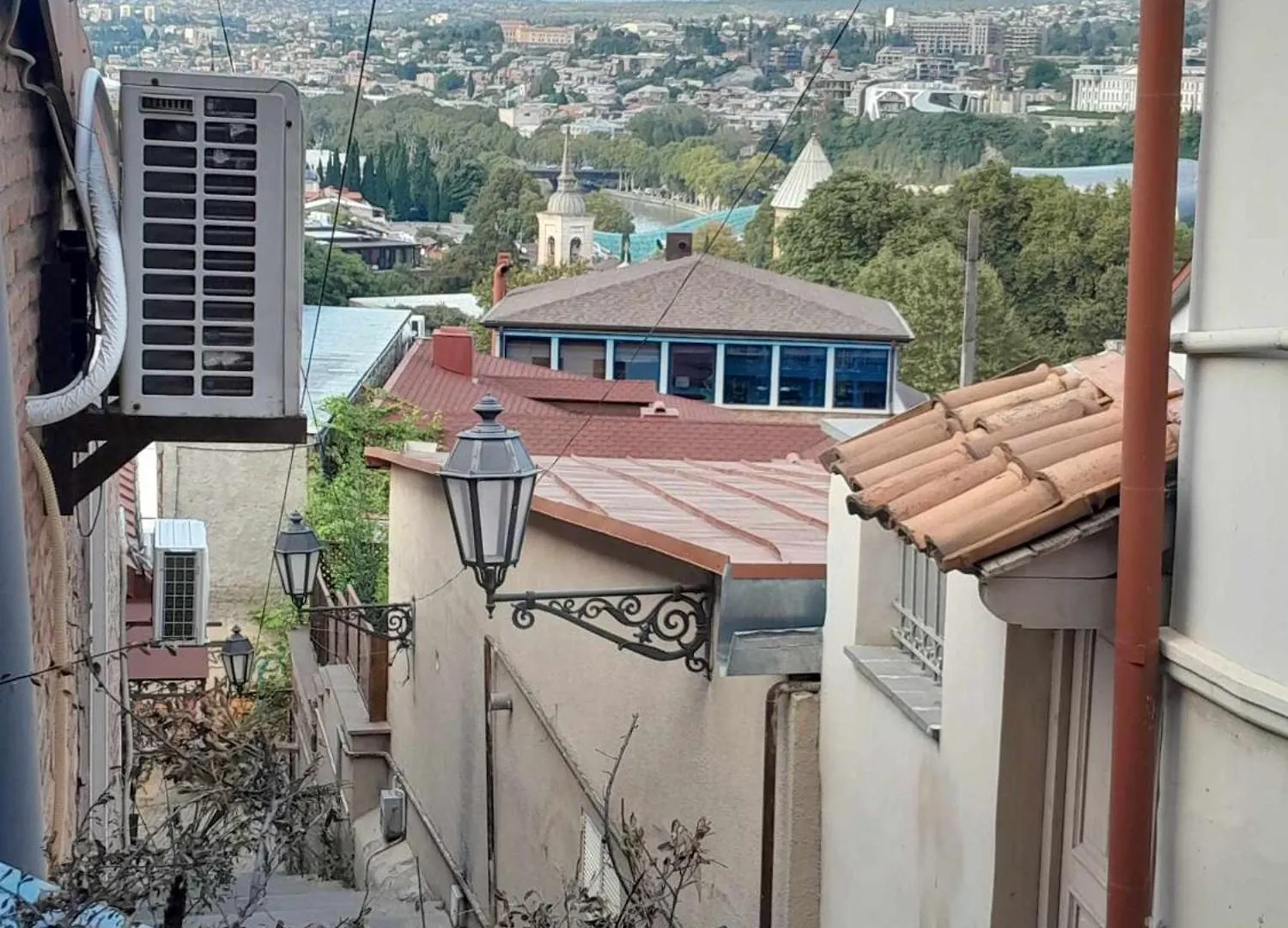 Overlooking Old Tbilisi Nino 0*,  Georgien